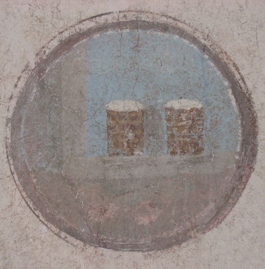 Peinture murale découverte à Pompéi, montrant des faisselles en vannerie remplies de fromage frais, des poulets vivants et un pedum, sorte de houlette
