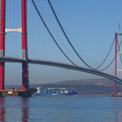 Pont Çanakkale 1915 traversant le détroit des Dardanelles.