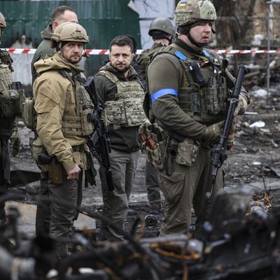 Le président ukrainien Volodymyr Zelensky (au centre) à Boutcha dans la banlieue de Kiev ce lundi 4 avril 2022