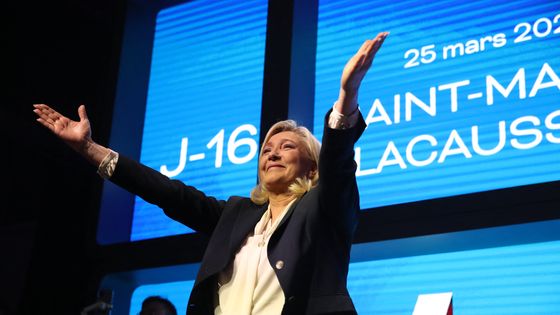 Meeting de Marine Le Pen à Saint-Martin-Lacaussade, ville viticole girondine - ROMAIN PERROCHEAU