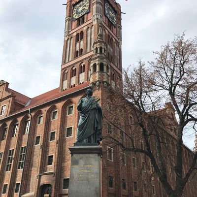 La place de la Vieille ville à Torun en Pologne avec la statue de Copernic.