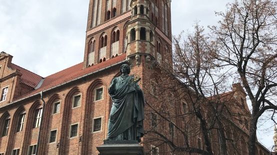 La place de la Vieille ville à Torun en Pologne avec la statue de Copernic. ©Radio France - Maya Szymanowska