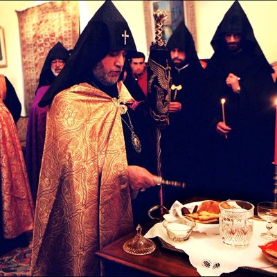 Après la messe du soir juste avant Pâques, le Catholicos bénit l'eau, le pain, le sel et les fruits.