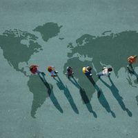 Des hommes et des femmes qui marchent sur la carte du monde