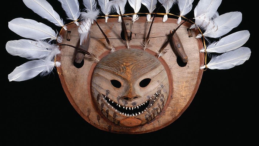 Masque eskimo Nepcetat (Alaska, vers 1850), en bois, plumes, dents de renards et pigments (Association historique de l'État de New-York).