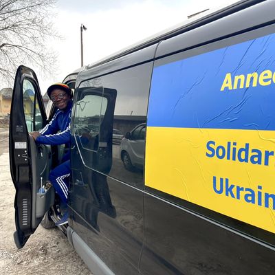 Francisco au volant de son fourgon, dans le convoi "Annecy Solidarité Ukraine".