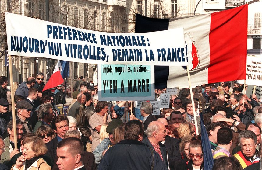 Le 28 février 1998, le FN revendiquait le droit à la préférence nationale dans les rues de Marseille. L'exemple : Vitrolles, mairie frontiste depuis 1997.
