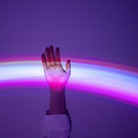 Depuis l'Antiquité, comment la science a-t-elle compris et analysé le phénomène de la lumière ?