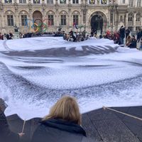 Une centaine de personne s'est rassemblée devant l'Hôtel de ville de Paris ce mercredi 6 avril.