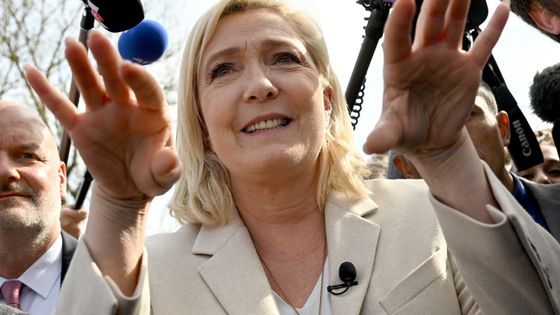 Marine Le Pen lors d'une visite d'une ferme, le 11 avril 2022 à Soucy, en Bourgogne. ©AFP - EMMANUEL DUNAND