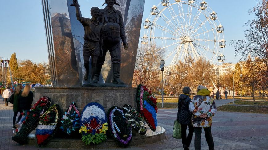 Des passants russes marchent à côté d'un monument en l'honneur du rôle troupes aéroportées pendant la seconde guerre mondiale à Voronej