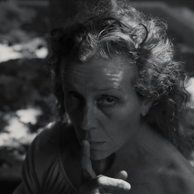 Frances McDormand jouant le rôle de Lady Macbeth dans "The Tragedy of Macbeth" de Joel Coen (2021)