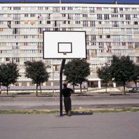 Terrain de basketball au pied d'un immeuble d'une cité de Montfermeil, le 16 juin 1994