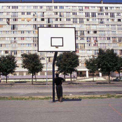 Terrain de basketball au pied d'un immeuble d'une cité de Montfermeil, le 16 juin 1994