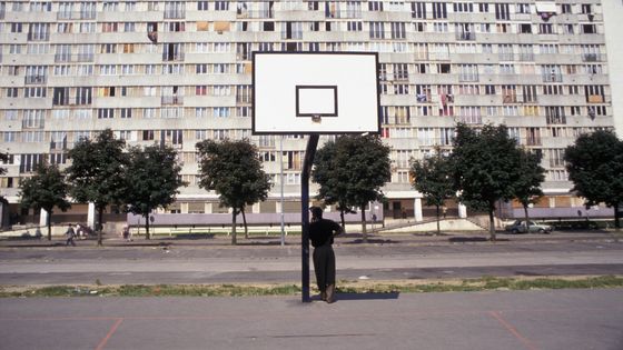 Terrain de basketball au pied d'un immeuble d'une cité de Montfermeil, le 16 juin 1994 ©Getty - Patrice BOUVIER