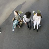 Des personnes handicapées participent, le 18 octobre 2003 à Paris, à la première Défiparade.
