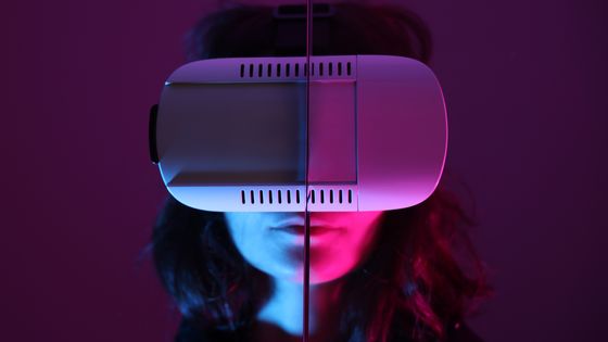 Aujourd'hui, les métavers se visitent grâce à la réalité virtuelle, mais les premiers étaient sur CD-roms... ©Getty - tolgart
