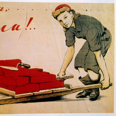 "Let's Do It !" Affiche russe de 1944. Une travailleuse soulevant une palette de briques. (Artiste : I. Serebriany)