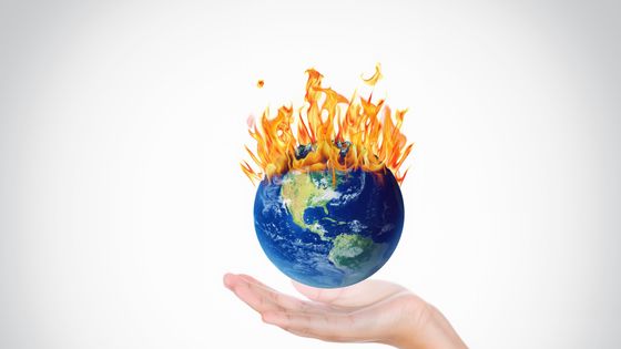Globe en feu sur fond blanc - Emilija Manevska