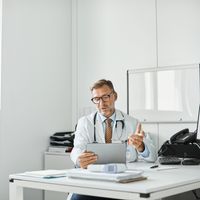 Médecin s'expliquant en visio-conférence pendant l'épidémie de coronavirus