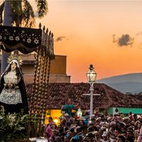 Procession de la Semaine Sainte à la tombée de la nuit dans la ville de Trinidad à Cuba