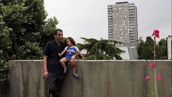 Alfortville, juin 2005: Mr Akkak, magasinier et sa fille atteinte de saturnisme, vivant dans un logement insalubre ©Getty - Après le diagnostic de l'enfant, la famille a été placée à l'hôtel, en attente d'un relogement. - Louise OLIGNY/Gamma-Rapho via Getty Images