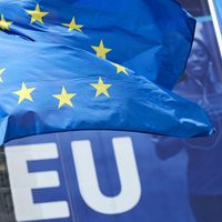 Le drapeau de l'Union européenne flottant devant le siège de la Commission européenne à Bruxelles.