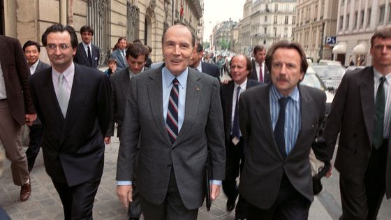 Le président de la République et candidat à un second mandat, François Mitterrand le 5 mai 1988 est entouré de Jacques Attali et Régis Debray. ©AFP - Georges BENDRIHEM