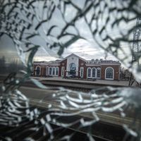 La gare de Kramatorsk, le 8 avril 2022, à travers la vitre brisée d'un train, après un bombardement imputé par les Ukrainiens aux Russes.
