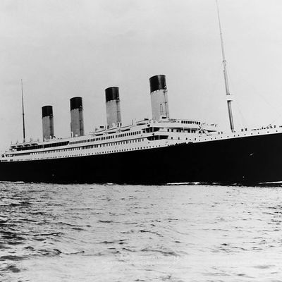 Le Titanic naviguant sur l'océan.