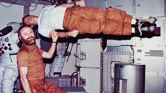 Floating in Zero-G : astronaut Gerald P. Carr seems to hold up fellow astronaut Edward G. Gibson with his finger. ©Getty - © CORBIS/Corbis via Getty Images