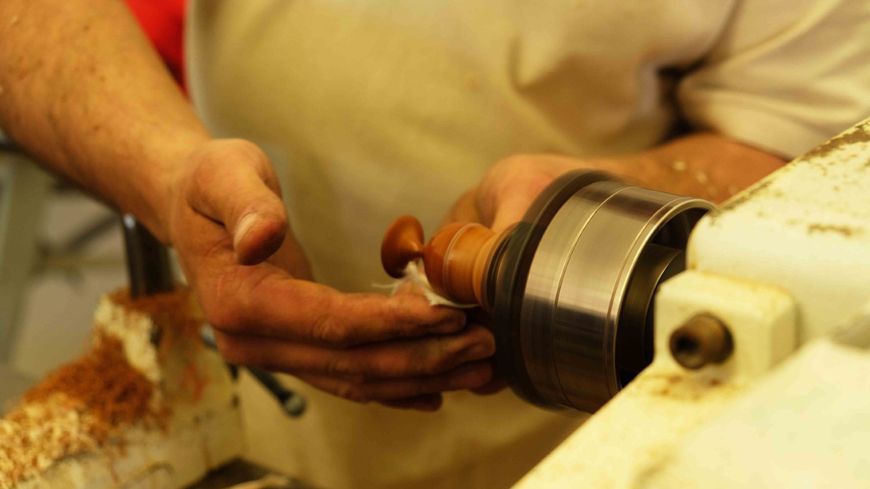 Le wasa (savoir-faire +++) utilisé par Luis, tourneur sur bois d'Aiguines (Var) pour peaufiner le polissage et l'ajustement du couvercle d'une minuscule boîte.