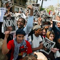 Plusieurs dizaines de jeunes manifestent, le 23 avril 2002, sur la place de la République à Paris, contre Jean-Marie Le Pen