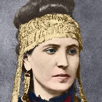 Sophia, épouse de l'archéologue Heinrich Schliemann ornée des bijoux de Troie exhumés par lui-même