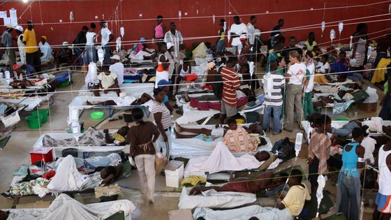 Un campement de Médecins Sans Frontières accueillant les malades du choléra, le 19 novembre 2010, après 4 jours d'émeutes à Cap-Haïtien ©AFP - Julien Tack