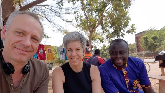 Au Burkina Faso, Parfait Bako (à droite) est fixeur pour la reporter Claude Guibal - Gilles Gallinaro (à gauche sur la photo)