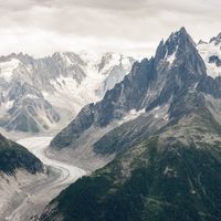 Vue sur le glacier de la Mer De Glace parmi les montagnes du massif du Mont Blanc, Alpes, France.