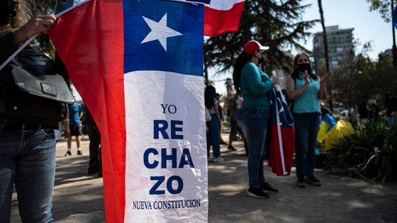 Des manifestants opposés à la nouvelle Constitution chilienne qui est en train de s'écrire au sein de la Convention ©AFP - Martin BERNETTI