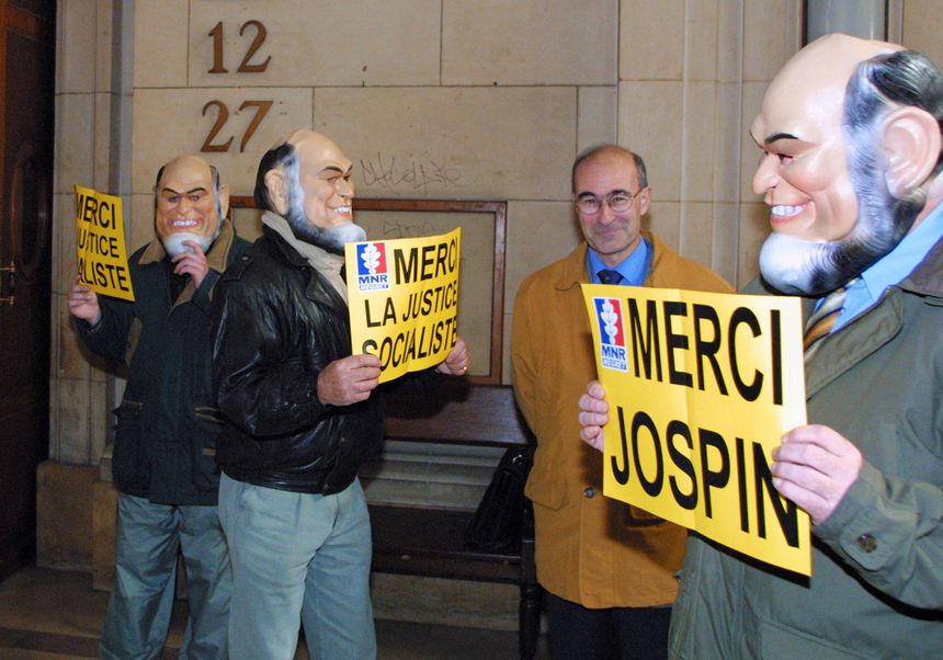 En 2001, Jean-Yves Le Gallou était président du groupe MNR (mégrettiste) au Conseil régional d'Ile-de-France, lorsqu'il manifestait devant le tribunal à Paris.
