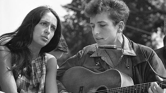 28 août 1963 à Washington D.C. USA : Joan Baez & Bob Dylan, dans un rassemblement pour les droits civiques ©Getty - Rowland Scherman/National Archive/Newsmakers