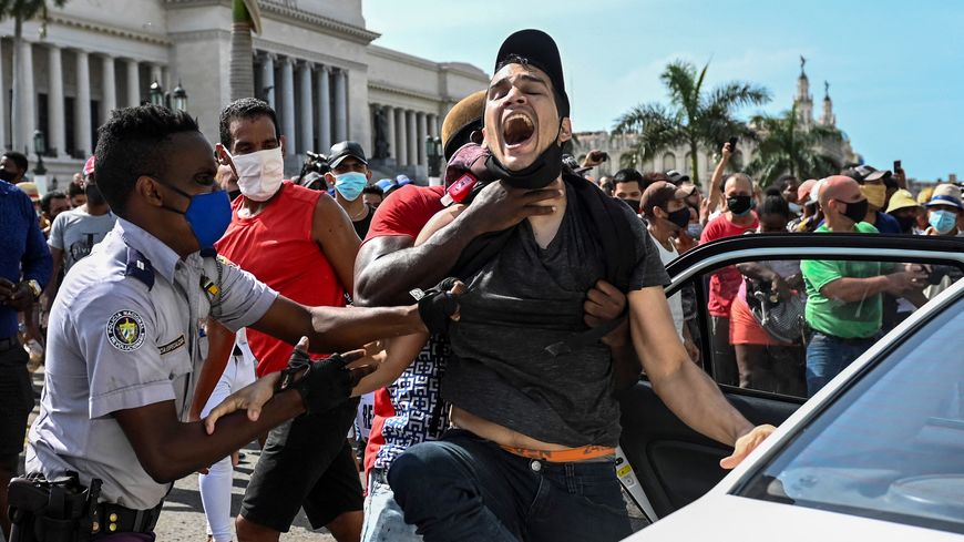Un homme est arrêté durant une manifestation antigouvernementale à La Havane le 11 juillet 2021