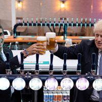 Le Premier ministre britannique Boris Johnson et le Ministre des finances Rishi Sunak lèvent une pinte à Bermondsey, dans le sud de Londres (12 avril 2022)
