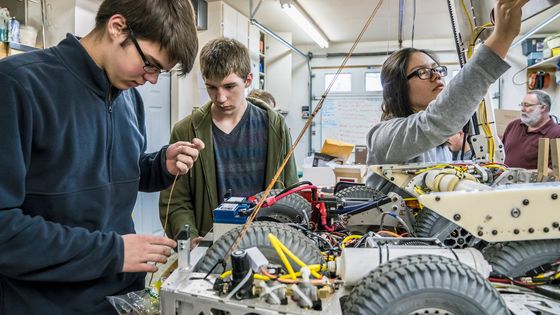 Le lycée professionnel : une priorité ? ©Getty - Hill Street Studios