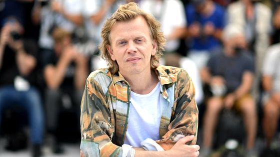 Le comédien et humoriste Alex Lutz à la projection de "Vortex" de Gaspar Noé à Cannes en 2021 ©AFP - Christophe Simon