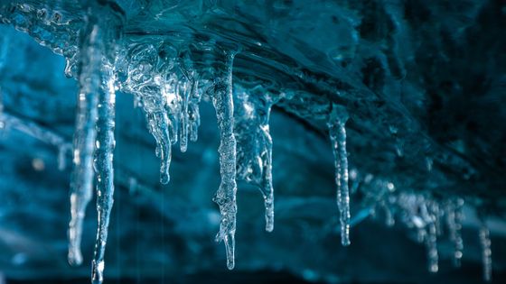 Photo prise dans une grotte de glace du glacier de Jškuls‡rl—n, en Islande. ©Getty - REDA&CO