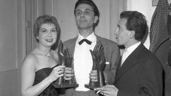 21 juillet 1953 : Jacqueline François et Charles Aznavour recevant de Gilbert Bécaud, le prix des 'Bravos du Music-Hall' à Paris ©Getty - Keystone-France/Gamma-Rapho