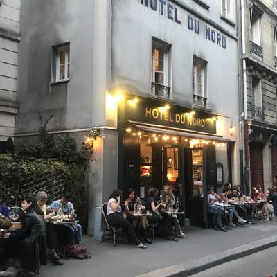 L'Hôtel du Nord et ses clients en terrasse.