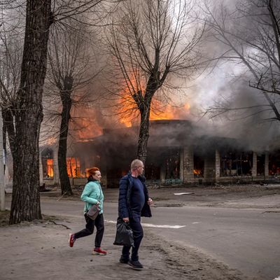 Des civils fuient les bombardements russes à Severodonetsk, la ville la plus à l'est encore tenue par l'armée ukrainienne, ce mercredi 6 avril 2022