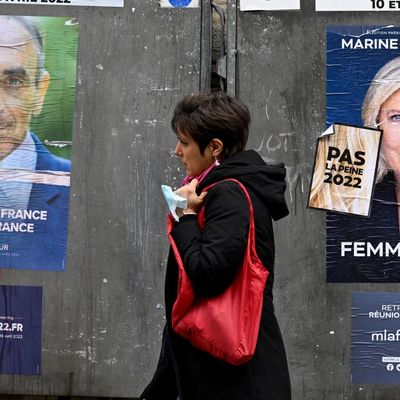 Affiches électorales d'Eric Zemmour et Marine Le Pen poiur le premier tour de l'élection présidentielle, à Paris le 7 avril 2022