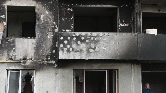 En visite à Borodianka le secrétaire général de l’ONU a évoqué les immeubles détruits par une guerre qui n'est "pas acceptable" au XXIème siècle ©AFP - Sergei SUPINSKY